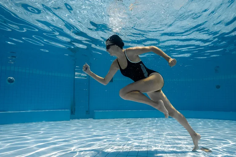 mujer haciendo ejercicio en el agua